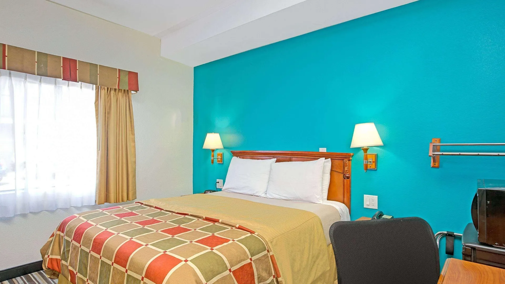 Travelodge By Wyndham Lax El Segundo Motel